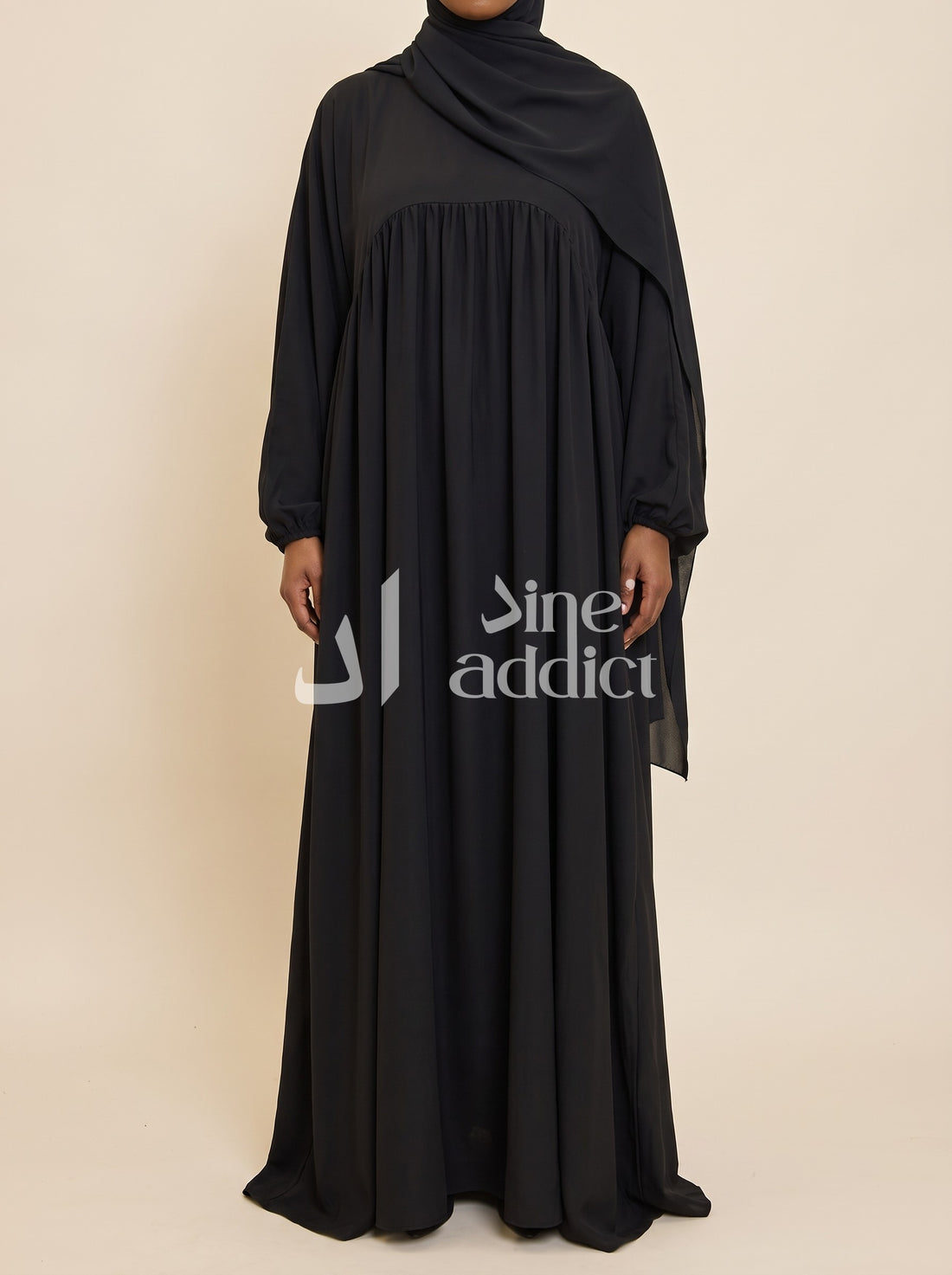 Abaya Mounira – Soie de Medine Noir, vue portée de face
